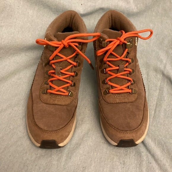 Toms Shoes - EUC Toms Cascada Tan Taupe Leather Lace Up Hiking Boot Womens 7